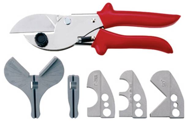 Roter Rohrabschneider aus PVC mit Ratschenmechanismus und auswechselbaren Schneidklingen, der darunter präsentiert wird.