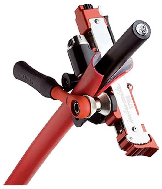 Ein rot-schwarzer Rohrabschneider, der ein Rohr umfasst und einen verstellbaren Mechanismus sowie ein ergonomisches Griffdesign für effizientes Schneiden zeigt.