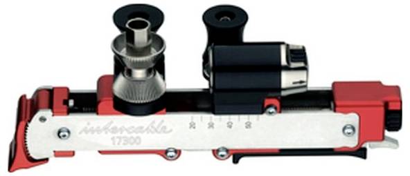 Ein rot-silberner Kabelabisolierer, der für Präzision in der Elektroarbeit konzipiert ist und verstellbare Einstellungen sowie einen robusten Griff aufweist.