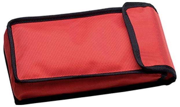 Ein roter, rechteckiger Stoffbeutel mit schwarzer Einfassung, verschlossen durch eine Klappe, ähnlich einem kleinen Werkzeug- oder Reiseorganizer.