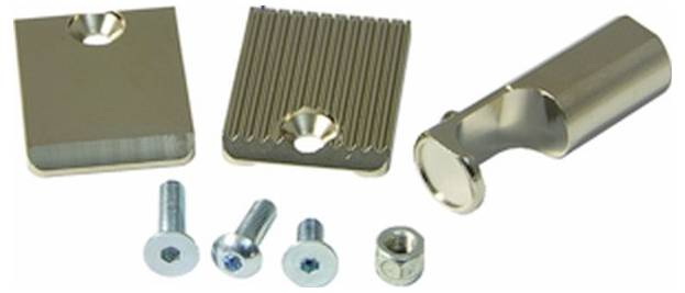 Metallisches Beschlagset bestehend aus zwei Platten, einem gebogenen Halter, drei Schrauben und einer Mutter, wahrscheinlich für Montage- oder Reparaturzwecke.