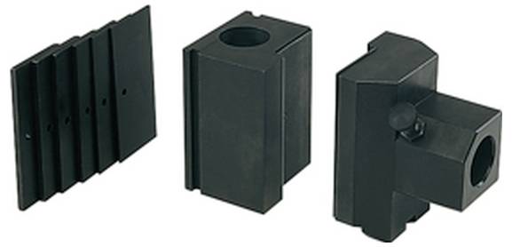 Schwarzmetallteile: eines mit Rillen, ein massiver Mittelblock und ein rechtwinkliges Stück mit einer runden Öffnung und einem Knopf.