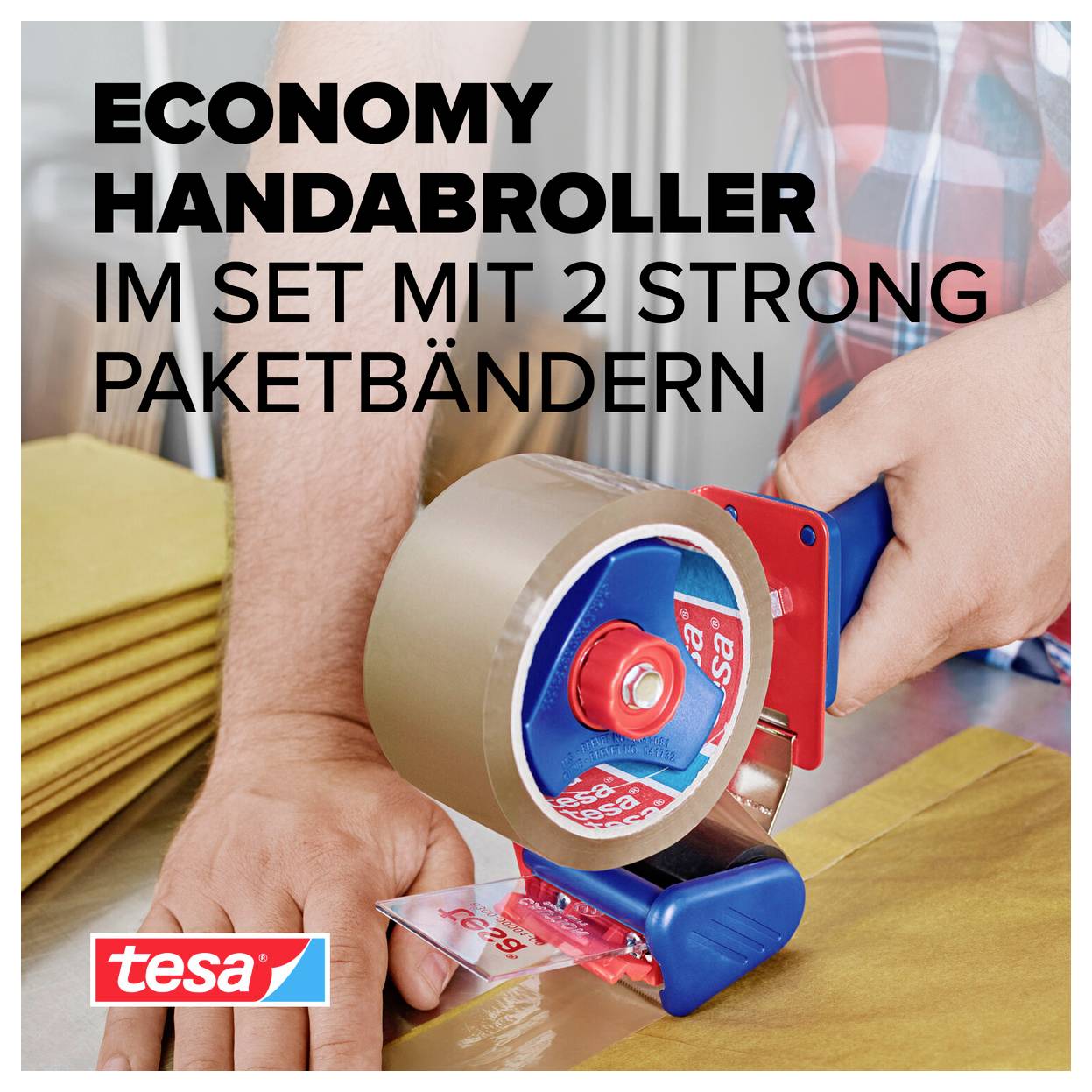 Verpackungsschließgerät 'ECONOMY HANDABROLLER' im Set mit 2 starken Paketbändern; eine Person klebt ein Paket zu.