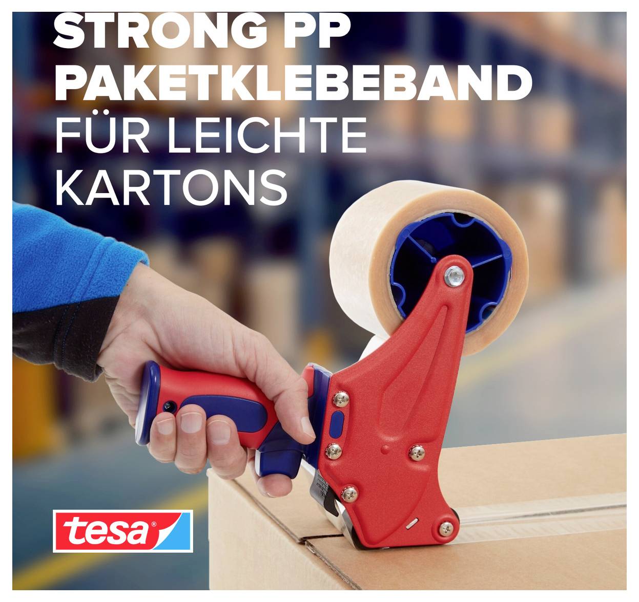 Hand hält ein rotes tesa-Packklebeband-Abrollgerät auf einem Karton; Text: 'STRONG PP PAKETKLEBEBAND FÜR LEICHTE KARTONS'.