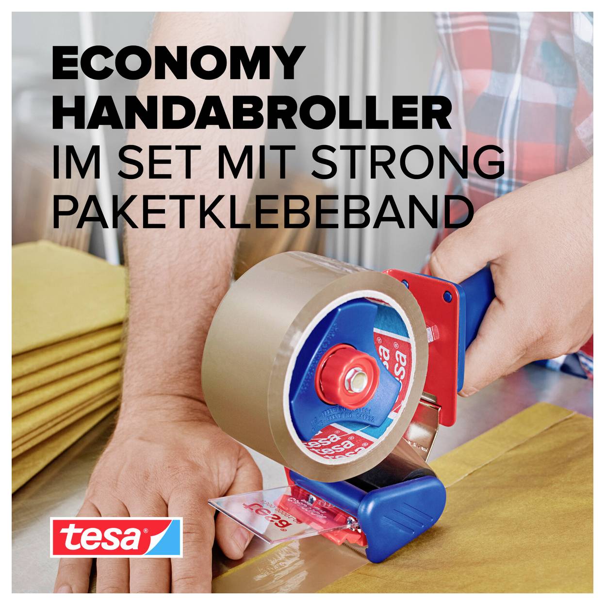 Person verschließt Kartons mit Handabroller und Paketklebeband; Text: 'ECONOMY HANDABROLLER IM SET MIT STRONG PAKETKLEBEBAND' und tesa-Logo.