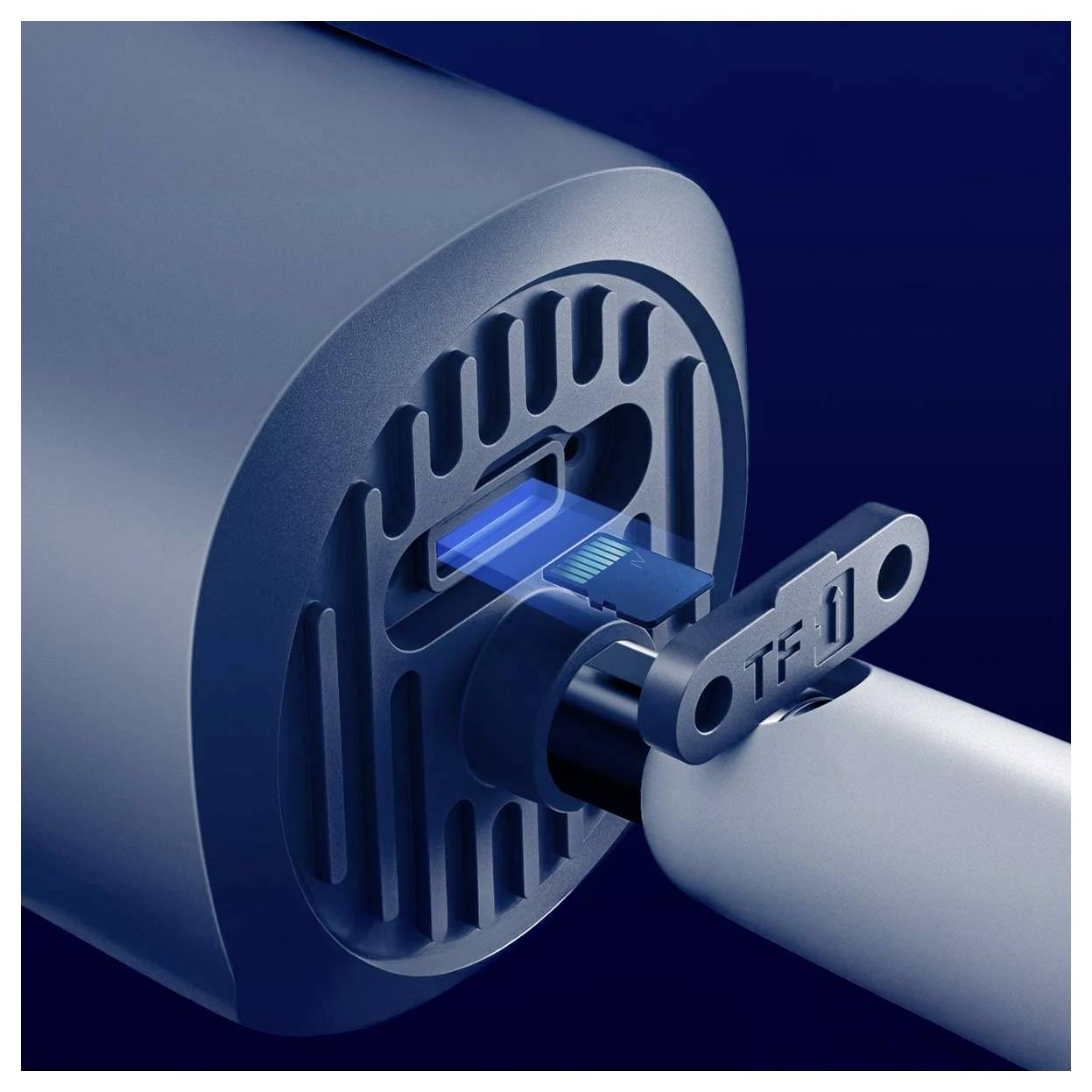 Ein USB-Stick wird in einen tragbaren Lautsprecher eingesteckt, was Konnektivität oder Datentransferfähigkeit anzeigt.