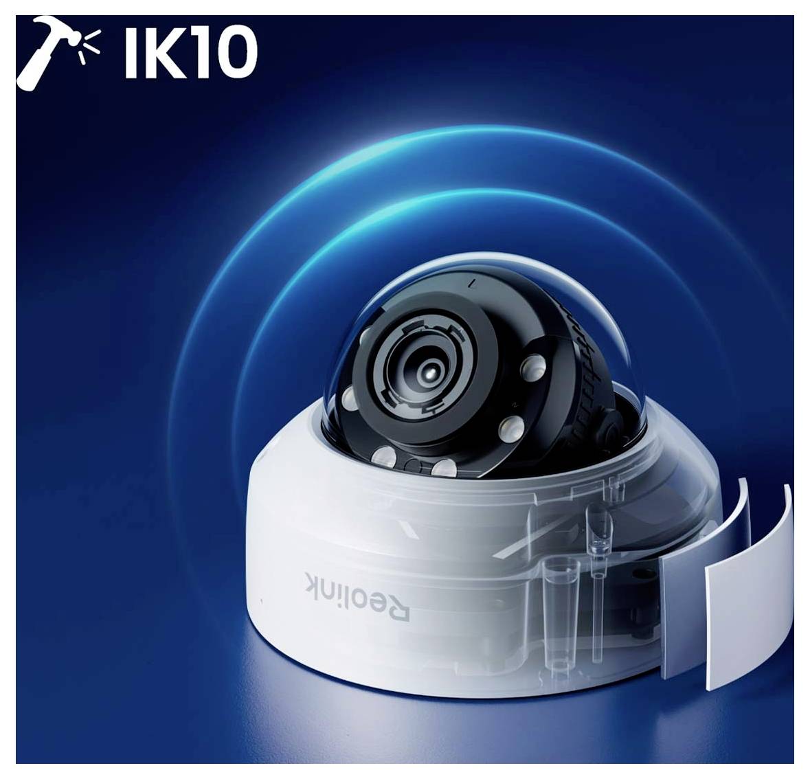 Sicherheitskamera mit 'IK10'-Kennzeichnung, die eine hohe Schlagfestigkeit anzeigt, vor einem blauen Hintergrund mit Wellenlinien, die Konnektivität symbolisieren.