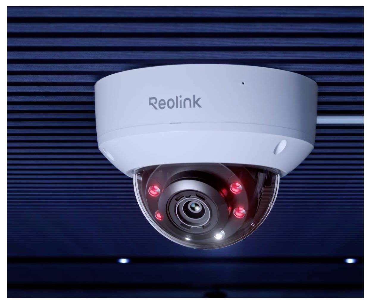 Eine an der Decke montierte Reolink-Sicherheitskamera mit sichtbaren roten Lichtern, die den aktiven Status anzeigen, vor einem dunklen gestreiften Hintergrund.