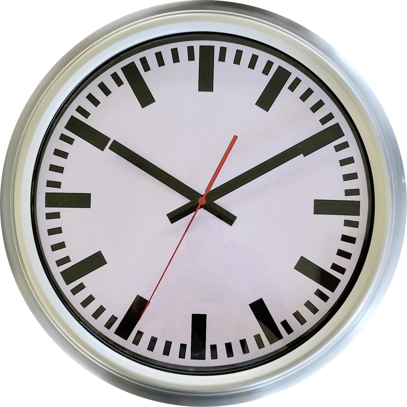 Eine runde Wanduhr mit Metallrahmen, die die Uhrzeit 10:09 anzeigt und mit minimalistischen schwarzen Stunden- und Minutenmarkierungen versehen ist.