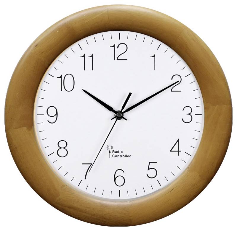 Analoge Wanduhr, die die Zeit als 10:10 anzeigt, mit einem braunen Holzrahmen und der Beschriftung 