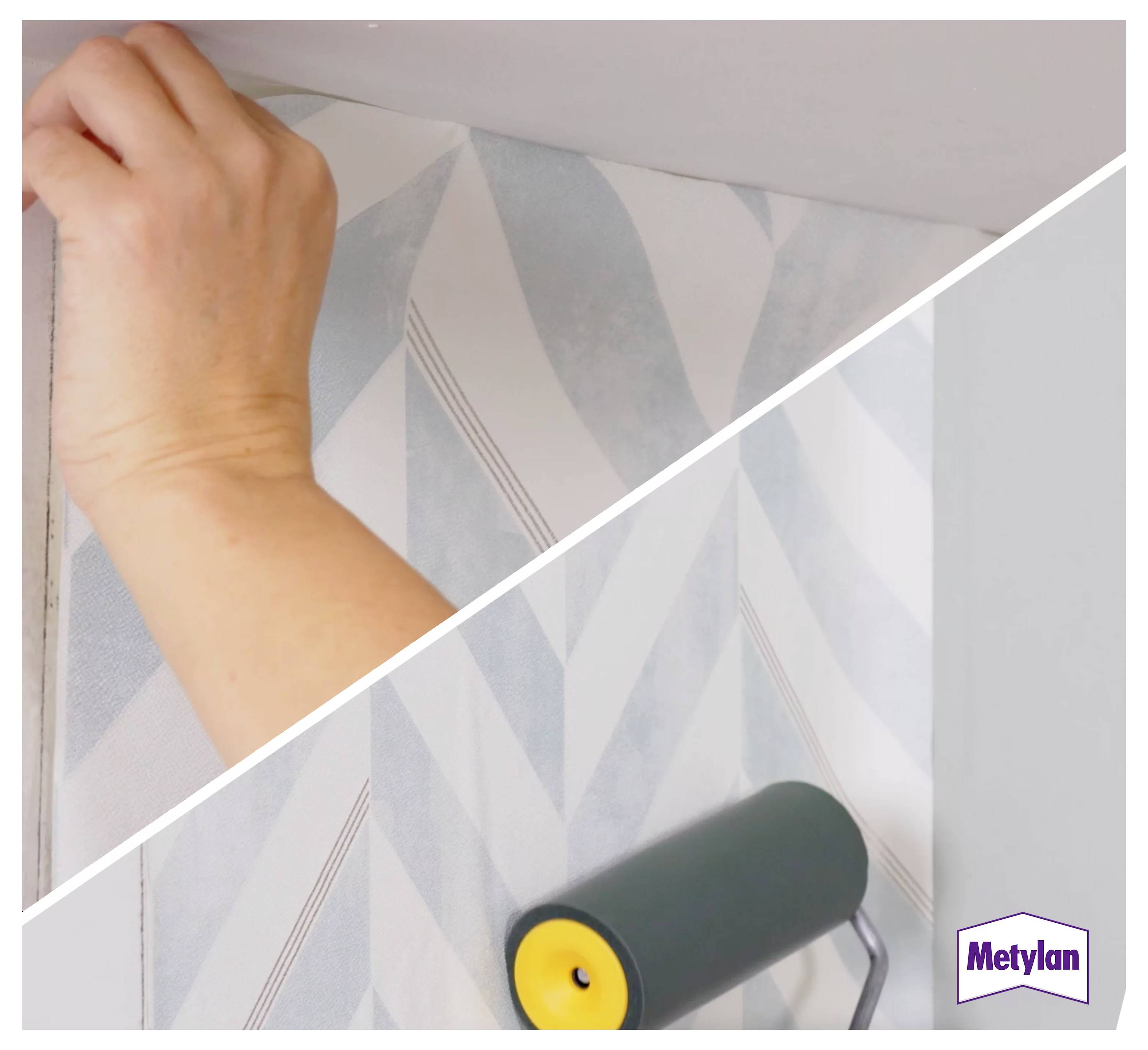 Zwei Hände vermessen und applizieren blau-weiß gemusterte Tapete; ein Rollenwerkzeug ist unten zu sehen. Metylan-Logo ist vorhanden.