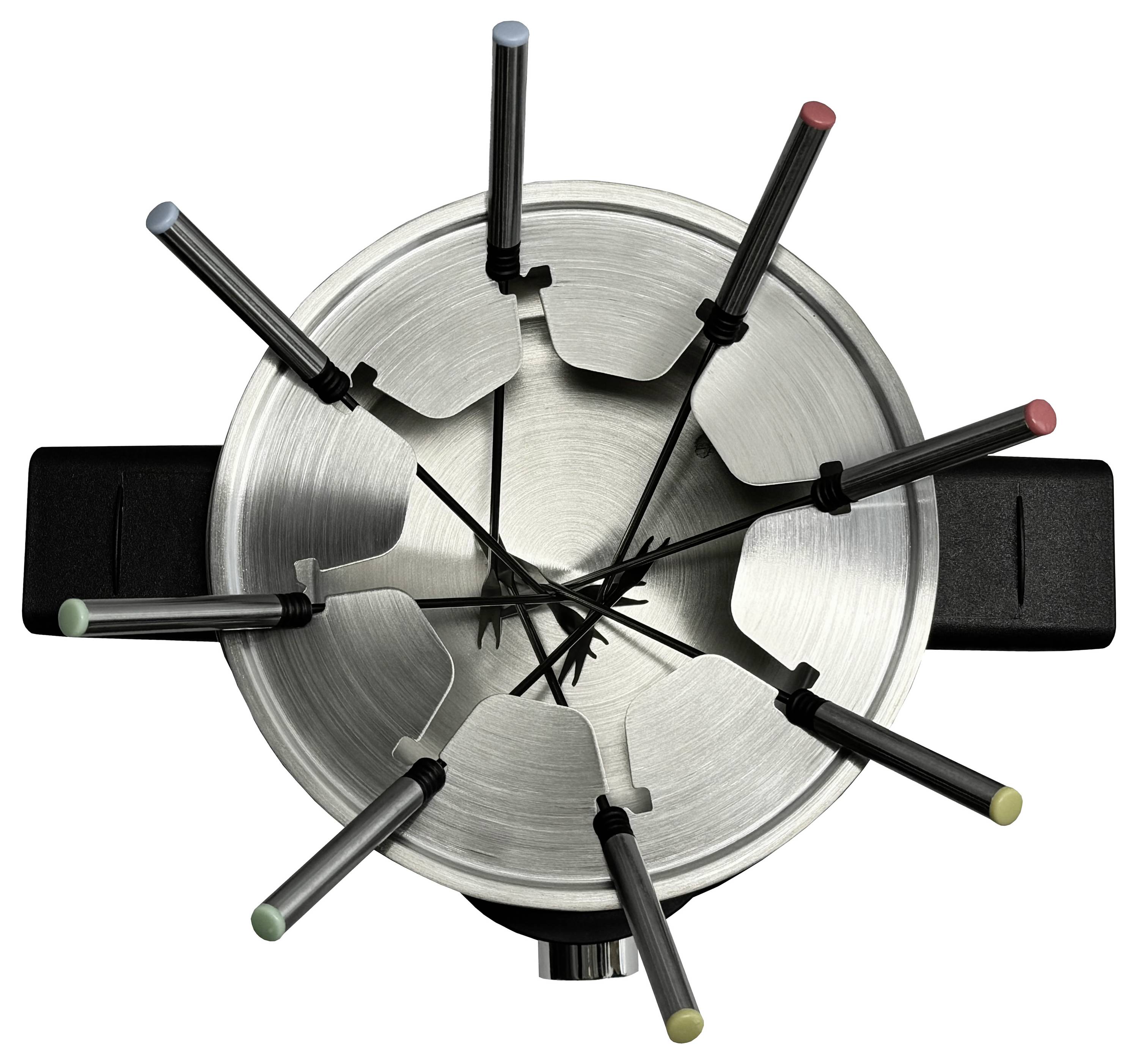 Draufsicht eines kreisrunden Fonduetopfes mit acht eingesetzten Gabeln, jede mit einer anderen Farbe an der Spitze, auf einer silbernen Metalloberfläche.