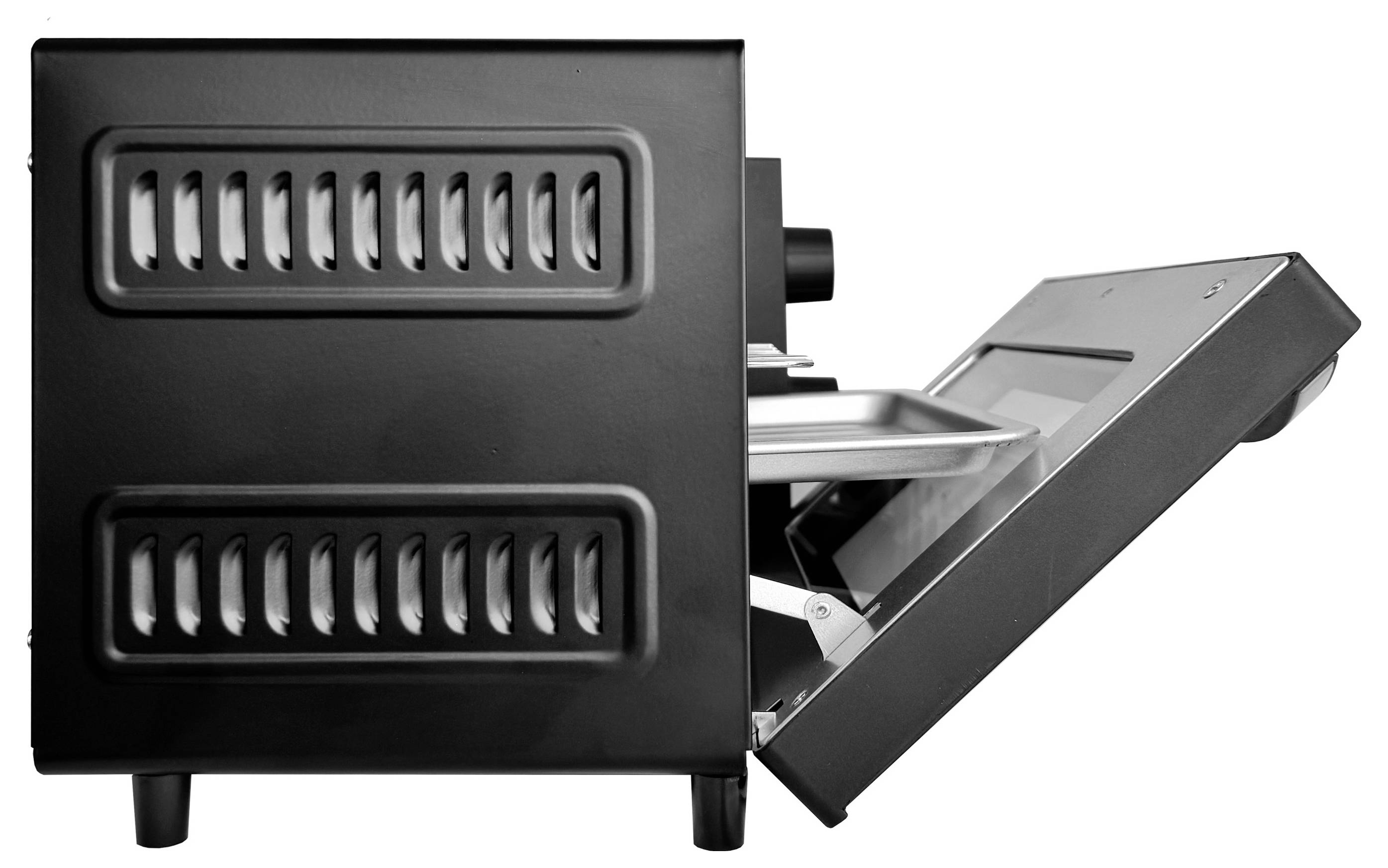 Eine Seitenansicht eines geöffneten schwarzen Toastofen mit einer Tür mit Scharnier und einem transparenten Glaseinsatz, wobei ein metallener Backblech teilweise herausgezogen ist.