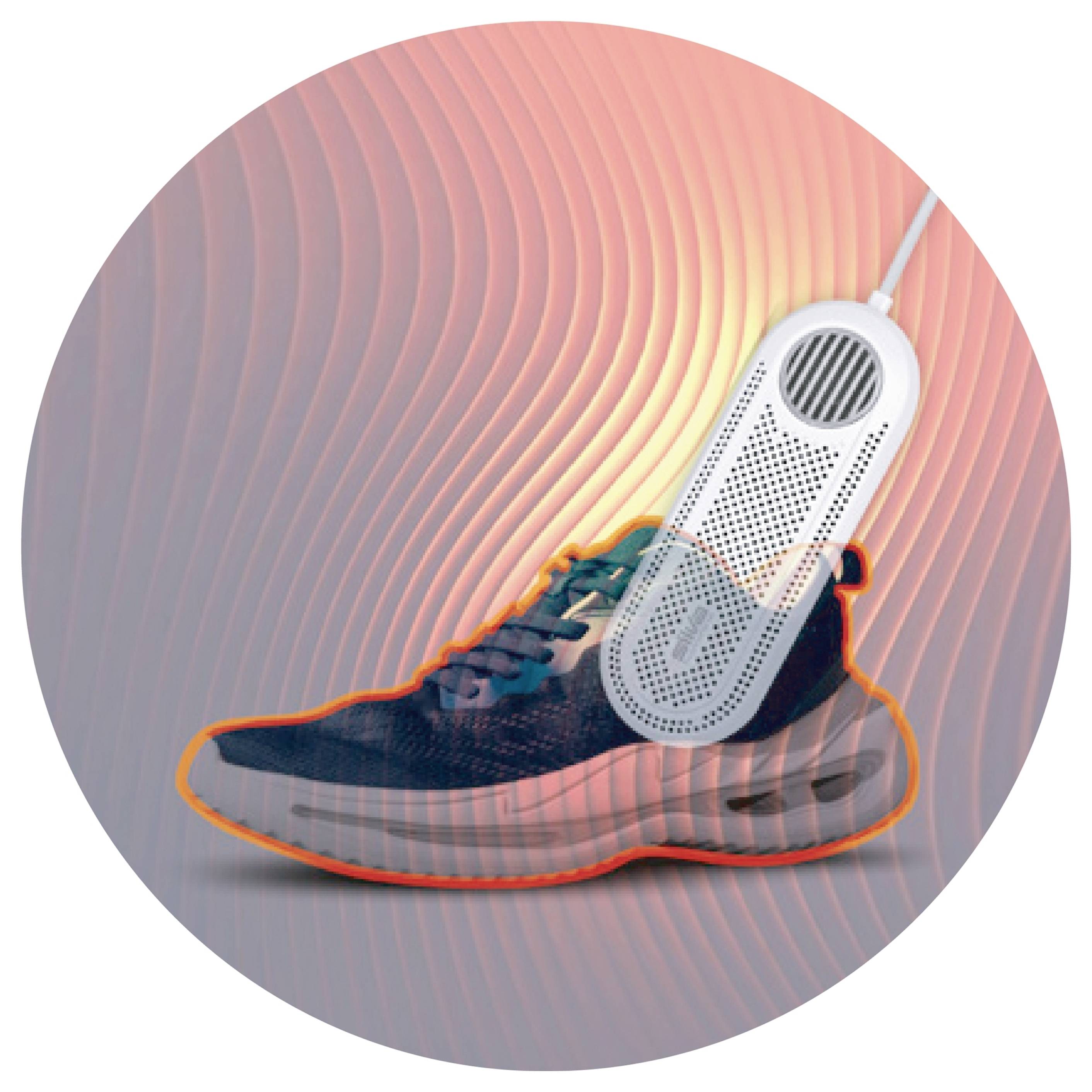 Ein Sneaker mit einem elektronischen Gerät, möglicherweise einem Schuhtrockner, vor einem gewellten, pinken Hintergrund.