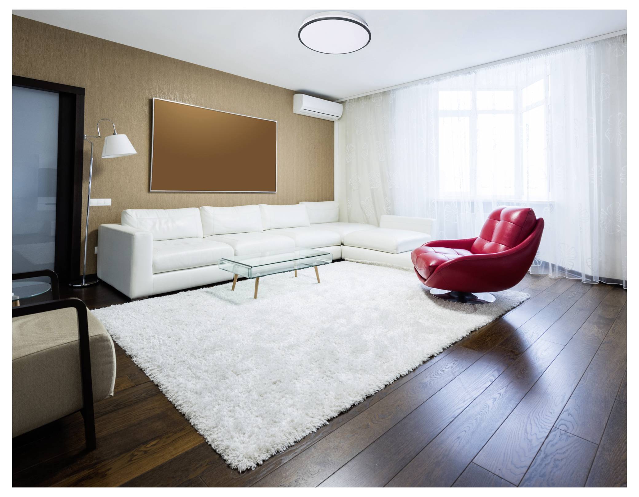 Ein modernes Wohnzimmer präsentiert ein weißes Ecksofa, einen roten Sessel, einen Glaskaffeetisch und ein großes Fenster und schafft so einen hellen, gemütlichen Raum.