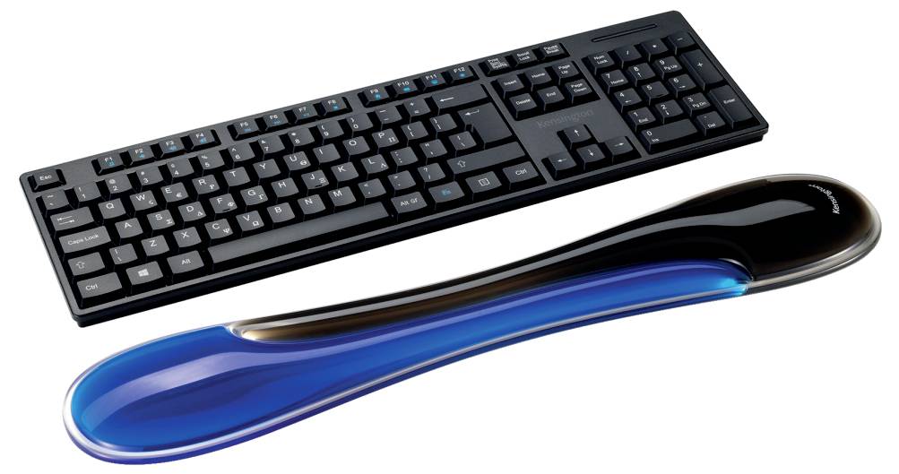 Eine schwarze Computertastatur neben einer blauen ergonomischen Handgelenkauflage, die Unterstützung und Komfort während des Tippens bietet.