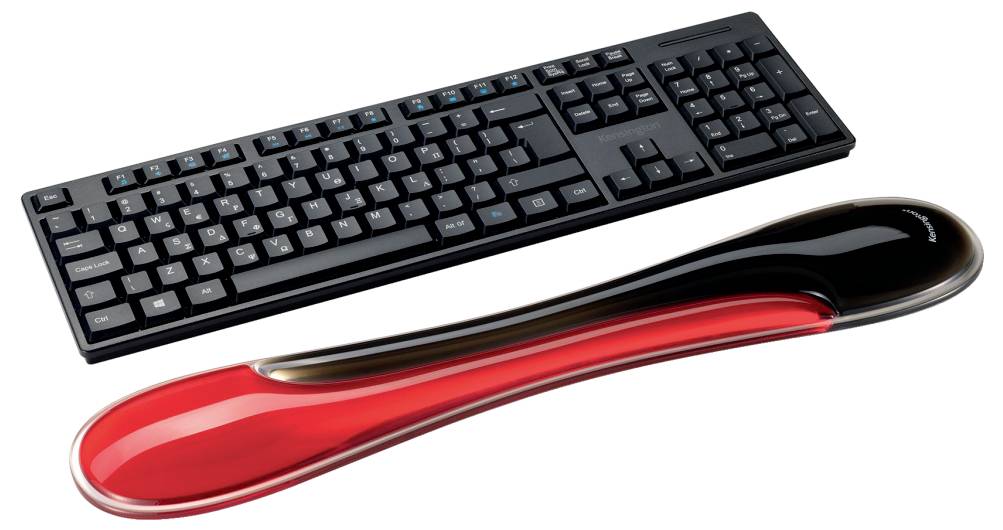 Ein Computertastatur und eine rot-schwarze ergonomische Handgelenkauflage, die darauf ausgelegt ist, den Tippkomfort zu unterstützen.