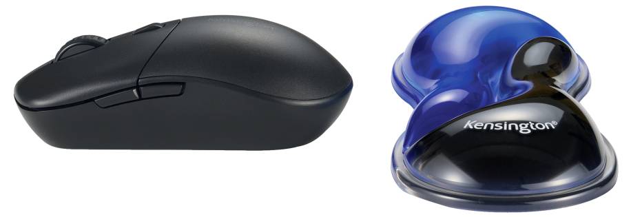 Eine schwarze kabellose Computermaus neben einem blauen und schwarzen ergonomischen Mousepad mit dem Schriftzug 