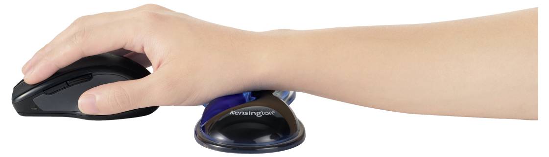 Eine Hand einer Person, die auf einer ergonomischen Computermaus mit einem Handgelenkauflagepolster ruht und Komfort und Unterstützung während der Computernutzung andeutet.