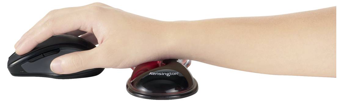 Eine Hand, die eine schwarze Computermaus auf einer Schreibtischoberfläche bedient, mit klarer Sichtbarkeit der Finger und Handgelenkshaltung.