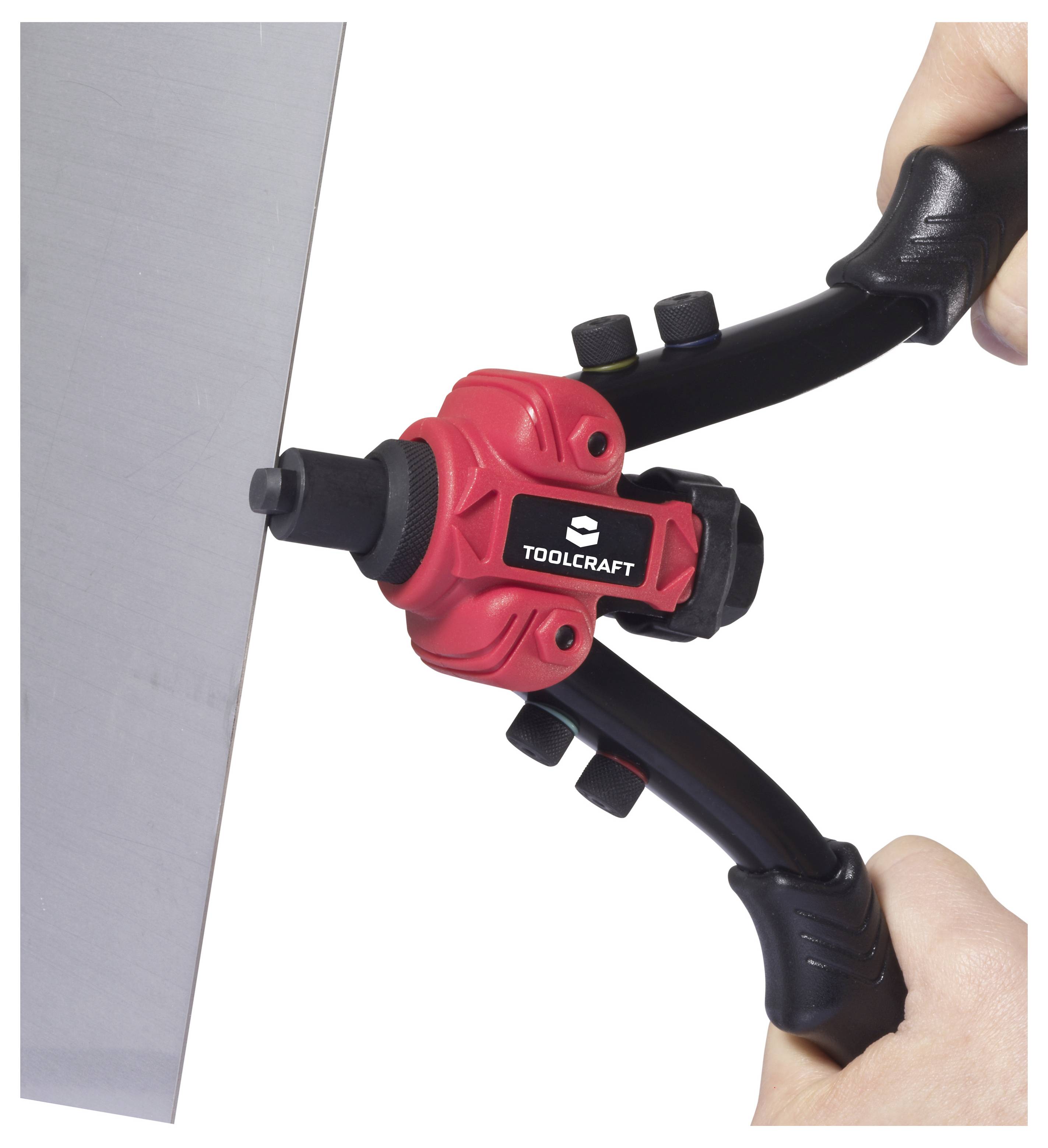 Eine Person nutzt einen Stylus auf einem Tablet, während sie im Freien sitzt und von üppig grünen Pflanzen umgeben ist, was Kreativität und Technologie in der Natur suggeriert.