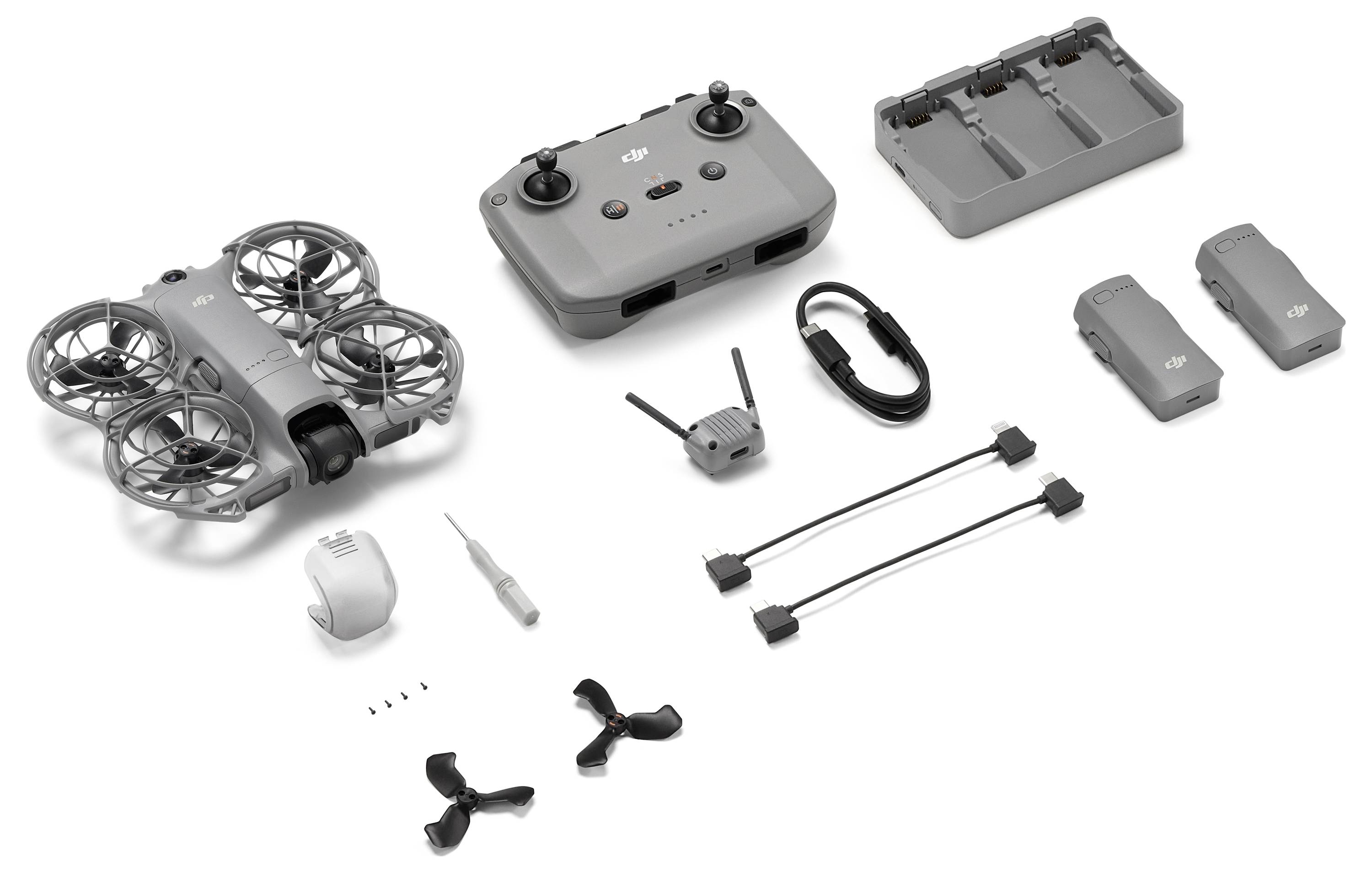 Drohnen-Set mit Fernbedienung, zwei Sätzen Propeller, Akkulade-Hub, zwei Akkus, Schraubendreher, Schrauben, Kabeln und Adapter.