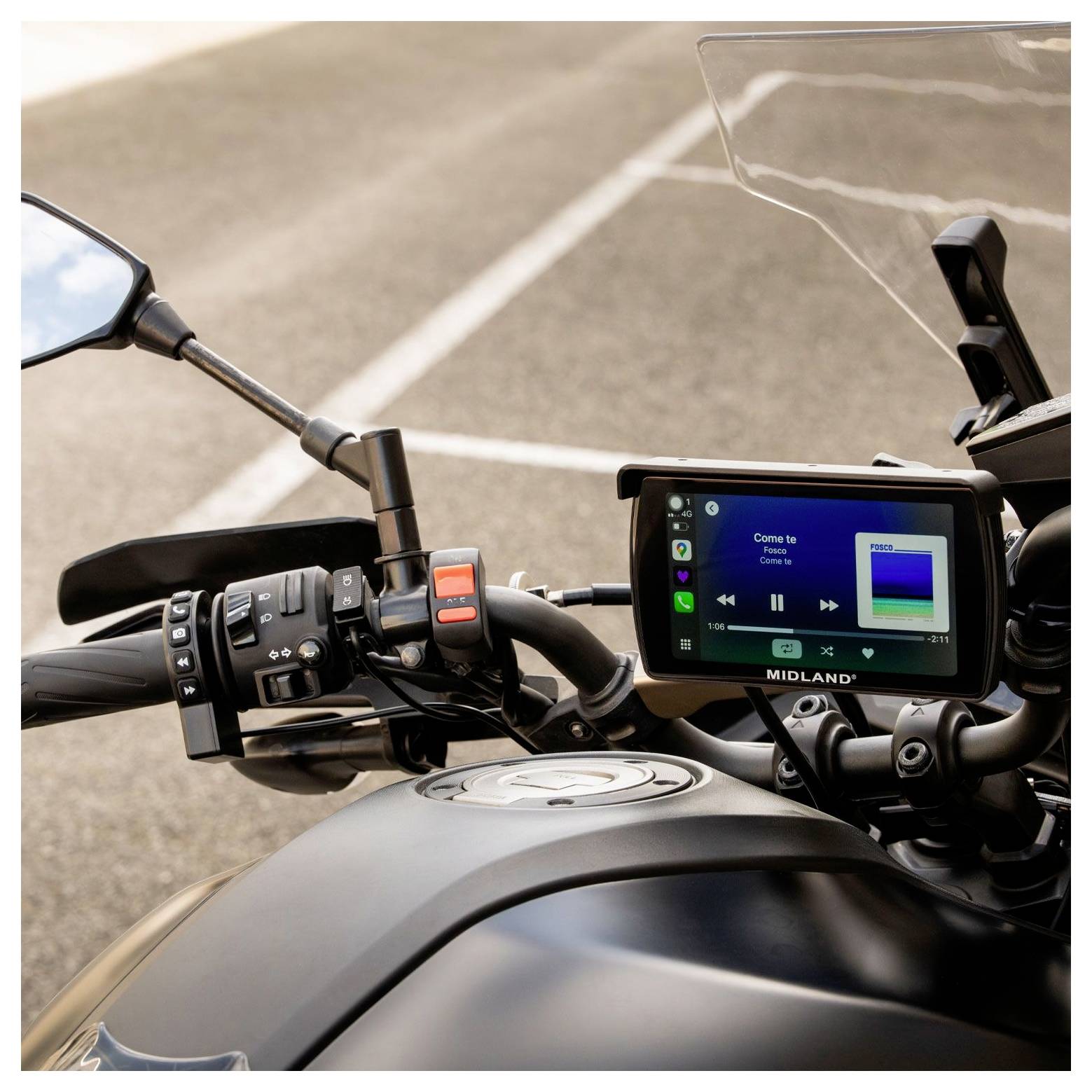 Ein Motorrad-Armaturenbrett zeigt einen Bildschirm mit einem Lied mit dem Titel „Come In