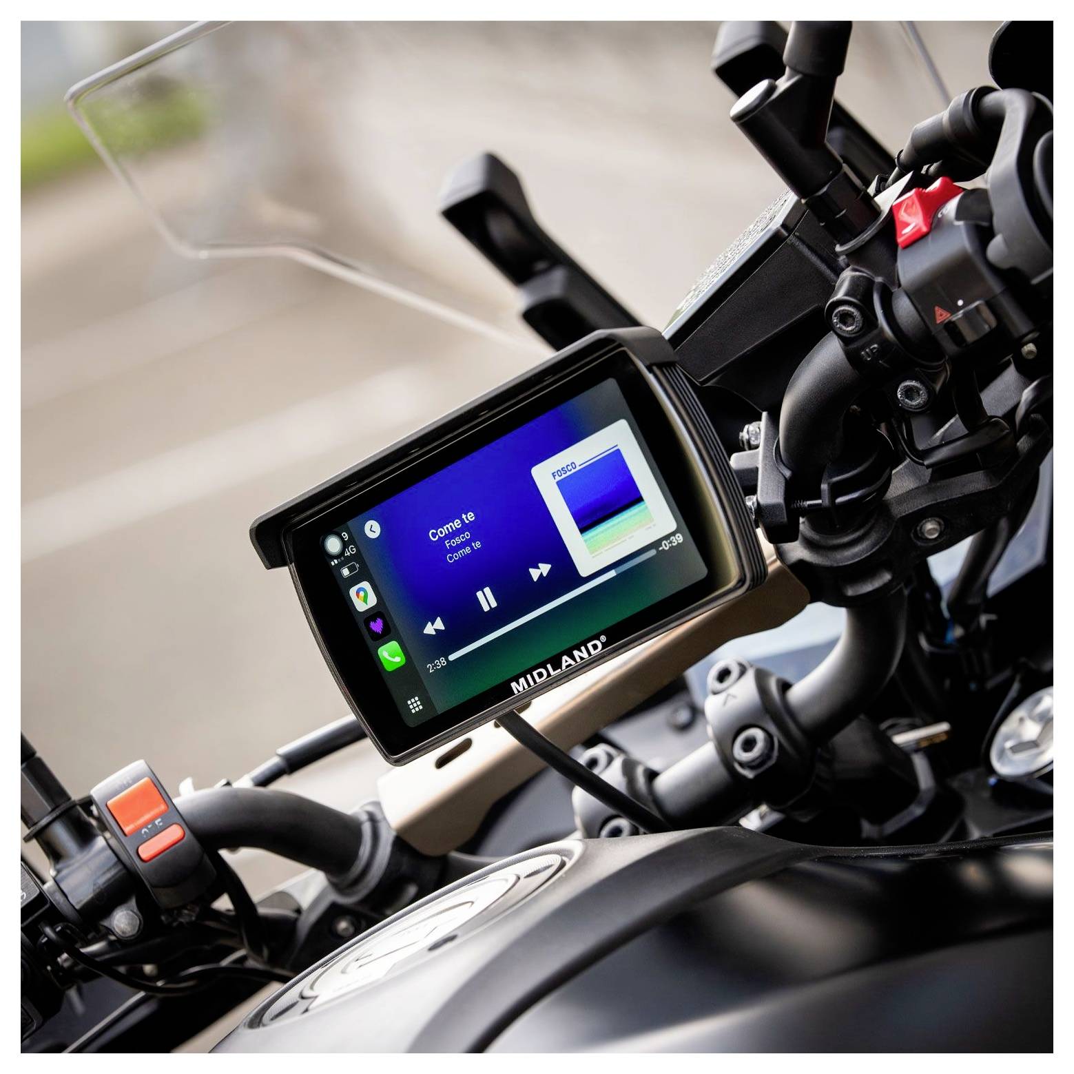 Ein Motorrad-Armaturenbrett zeigt ein GPS-Gerät mit einer Musikplayer-Oberfläche, auf der der Song ‚Come In' von der Band ‚AC/DC' abgespielt wird.