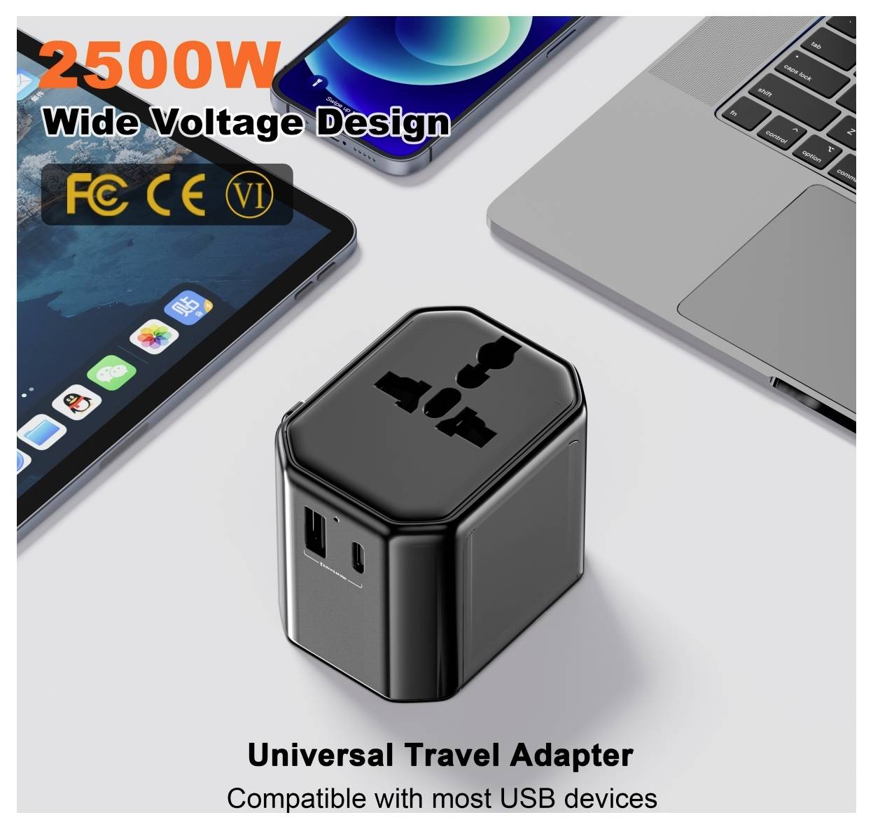 Ein schwarzer universeller Reiseadapter mit USB-Ports wird neben einem Laptop und Tablet gezeigt. Text: 2500W Weitspannungs-Design, kompatibel mit den meisten USB-Geräten.