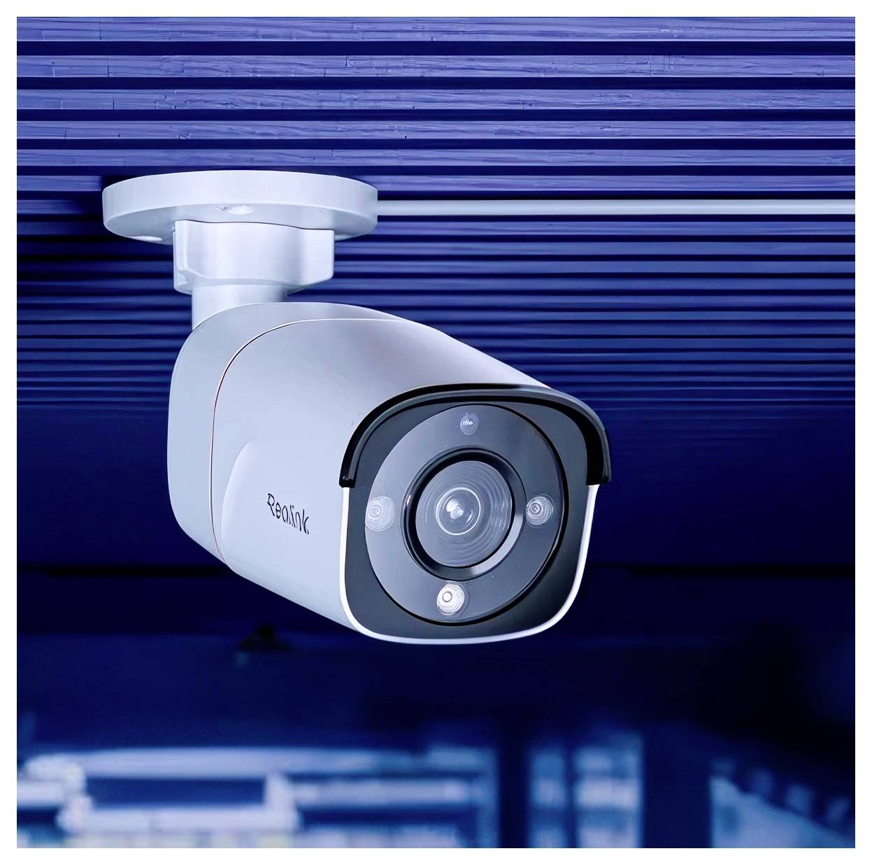 Eine Sicherheitskamera mit vier Linsen ist an der Decke montiert und bereit zur Überwachung. Sie ist darauf ausgelegt, Bereiche mit ihrem breiten Sichtfeld zu beobachten.