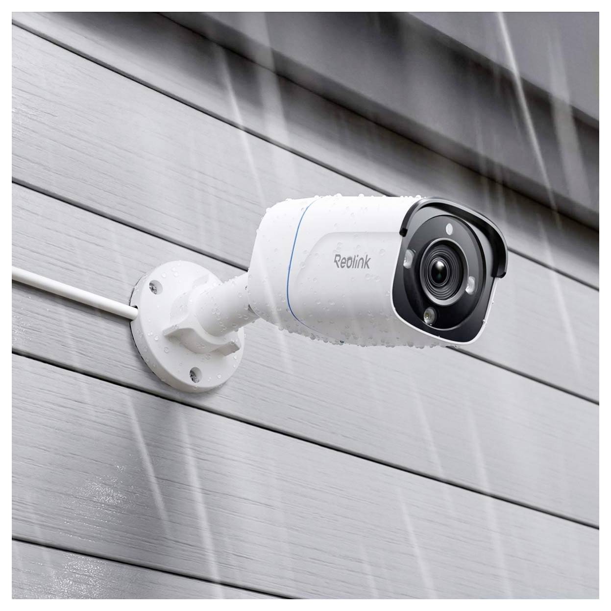 Eine Sicherheitskamera, montiert an einer grauen Wand unter Regen, zur Veranschaulichung der Wetterbeständigkeit.