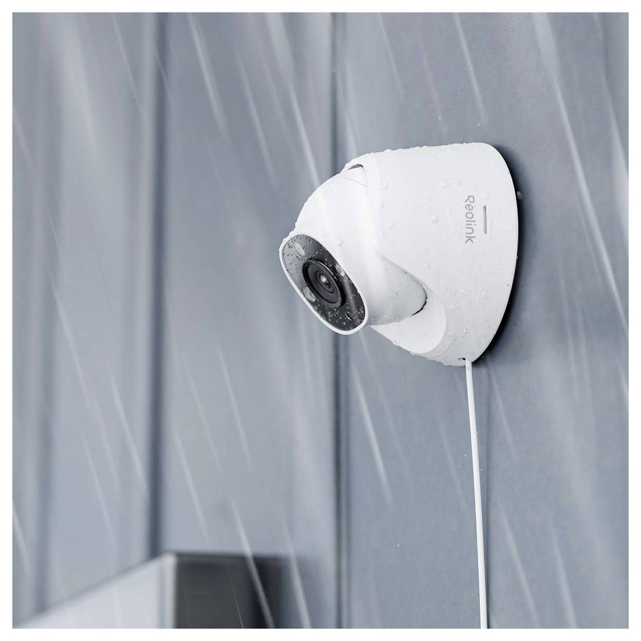 Eine Sicherheitskamera, die an einer nassen, regennassen Wand befestigt ist und für den Außeneinsatz konzipiert wurde, was auf Wasserdichtigkeit und Wetterbeständigkeit hinweist.