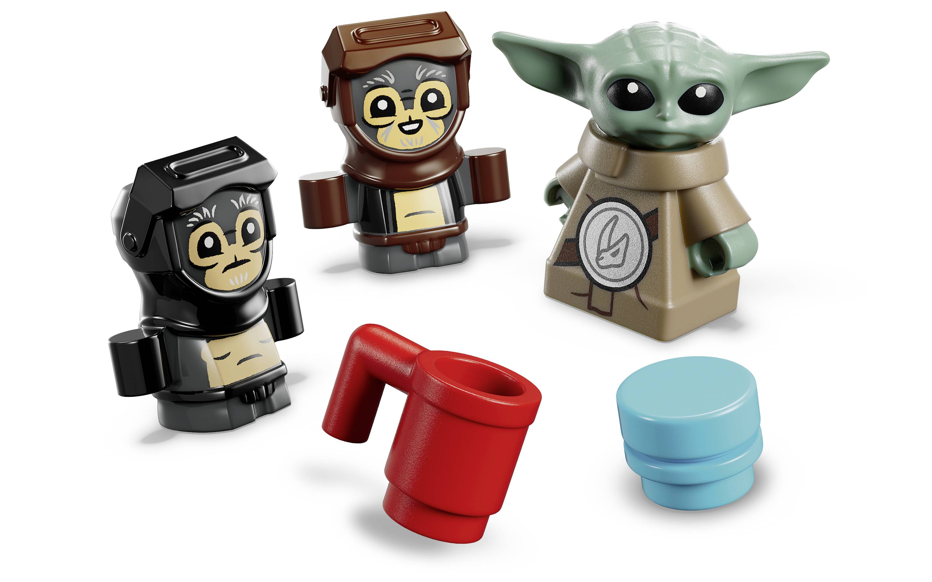 LEGO-Miniaturfiguren, die zwei Charaktere mit Helmen und eine grüne Kreatur mit großen Ohren darstellen; enthält einen roten Becher und eine blaue Scheibe.