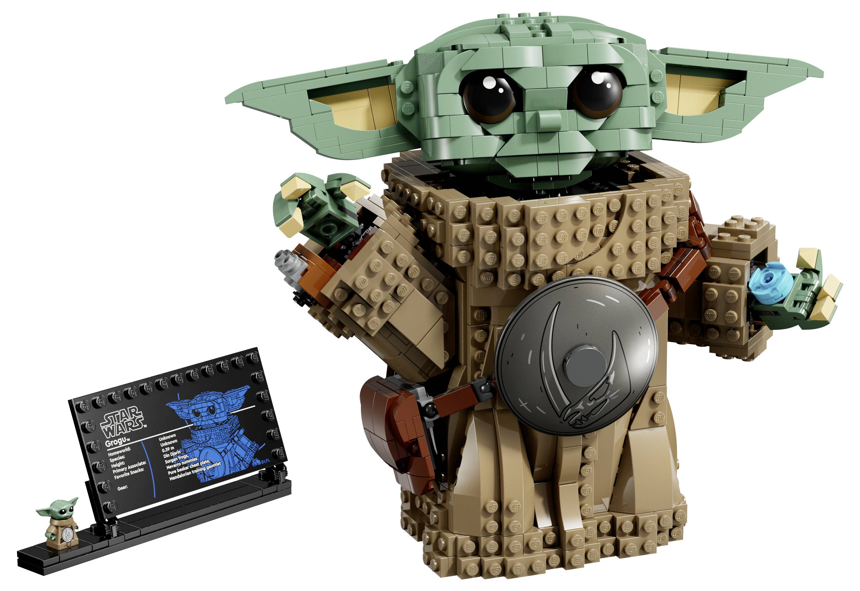 Ein LEGO-Modell einer grünen Kreatur mit großen Ohren und braunen Roben, die eine silberne Kugel hält. Eine Plakette zeigt 