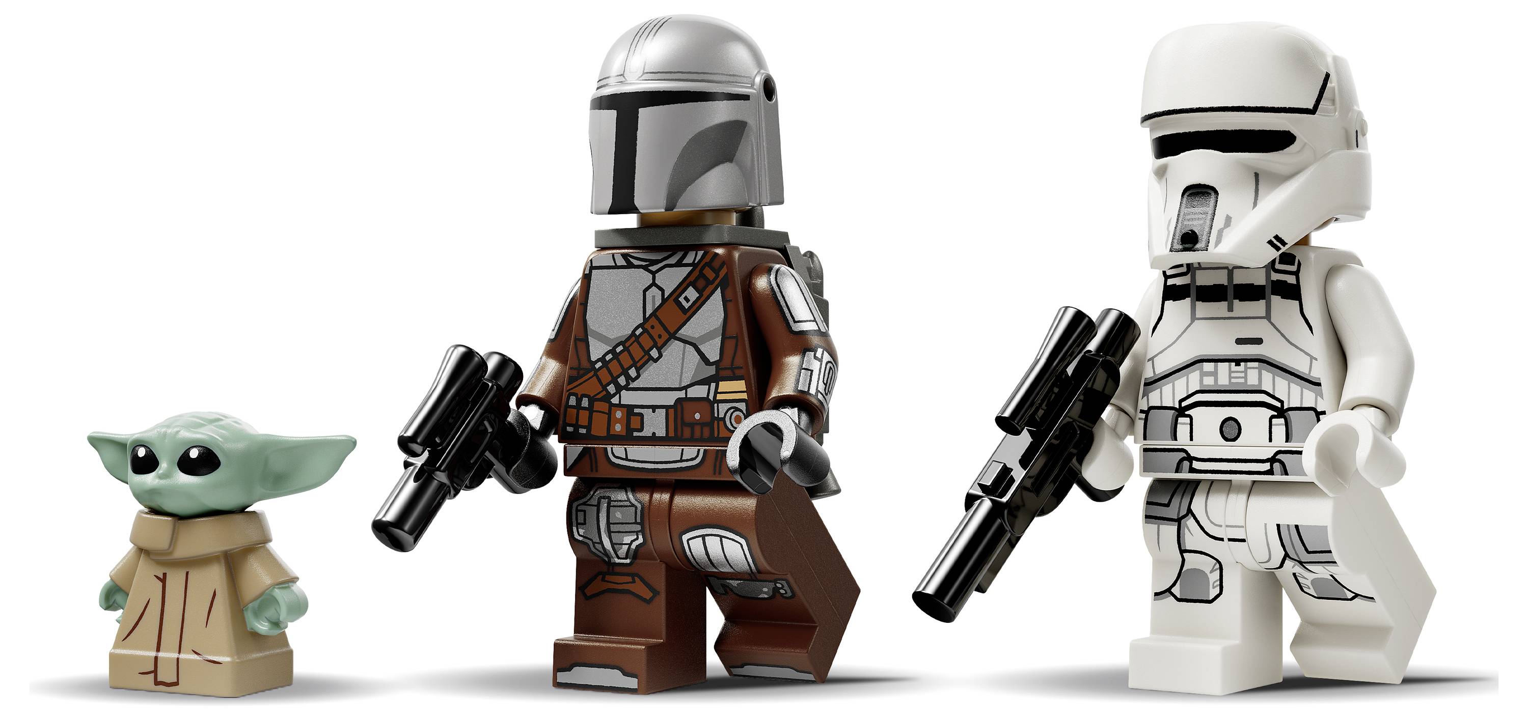 Eine LEGO-Szene mit drei Figuren: eine kleine grüne Figur in einer Robe und zwei gepanzerte Figuren mit Helmen, die jeweils Blaster halten.