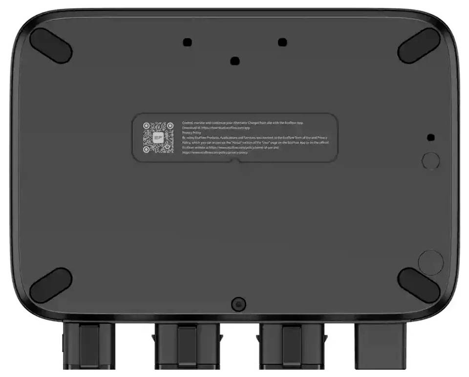 Das Bild zeigt die Unterseite eines schwarzen elektronischen Geräts mit vier Gummifüßen, einem zentralen Etikett mit Text und einem QR-Code sowie drei Anschlussports.