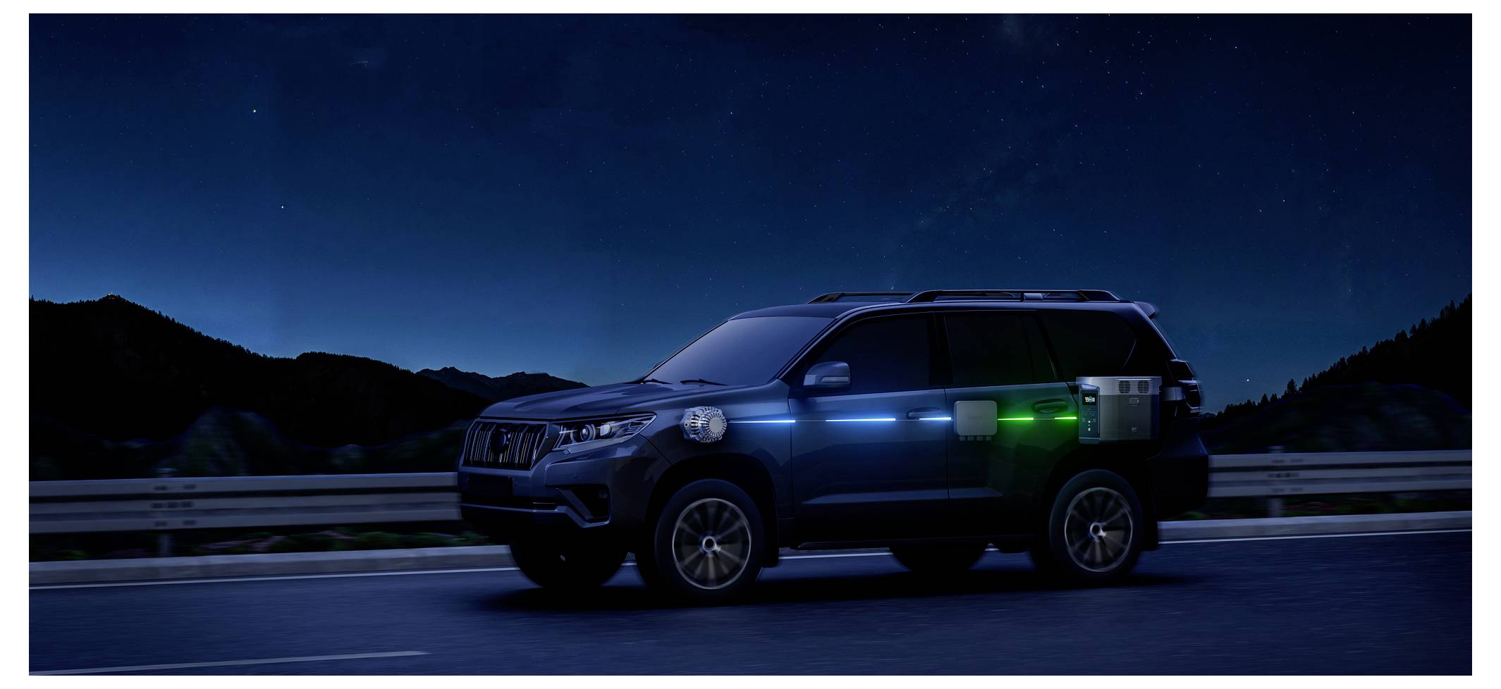 Ein elektrisches SUV fährt nachts auf einer Autobahn, wobei ein beleuchteter blauer Ladeanzeiger entlang seiner Seite zu sehen ist, mit Bergen im Hintergrund.