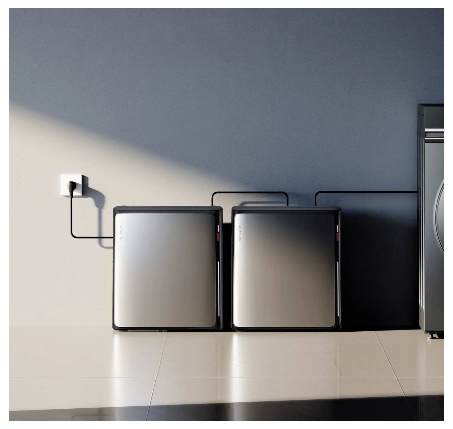 Zwei schlanke, metallische Stromeinheiten sind an der Wand montiert und durch Kabel miteinander verbunden. Weiches Sonnenlicht beleuchtet ihr Design und wirft Schatten auf den Boden.