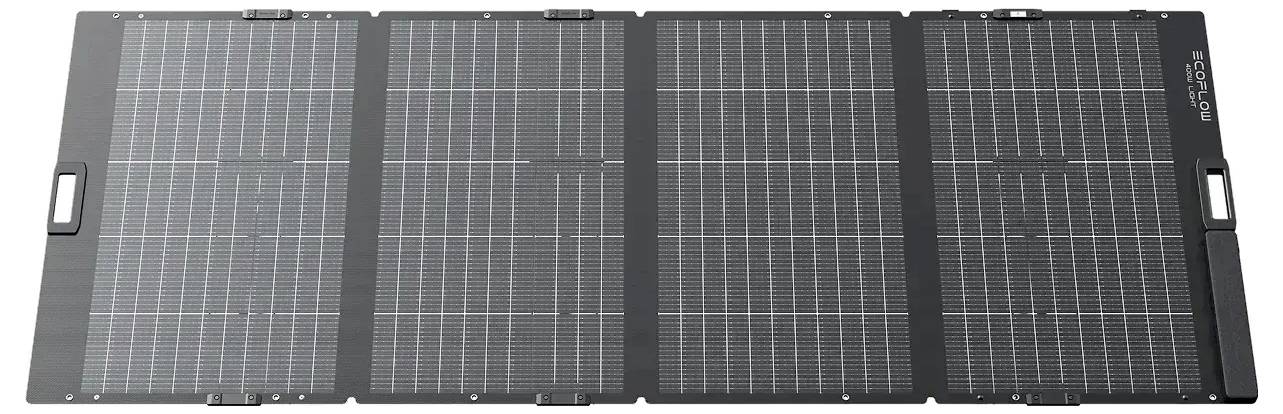 Ein faltbares Solar-Ladegerät mit vier Paneelen, Gittermustern und zwei Tragegriffen. Es ist schwarz und für mobile Energielösungen konzipiert.