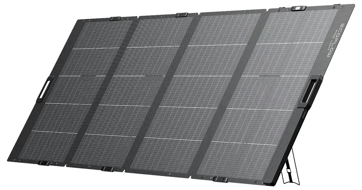Tragbares Solarpanel-Set mit vier faltbaren Paneelen auf einem Ständer, konzipiert zum Einfangen von Solarenergie zum Aufladen elektronischer Geräte.