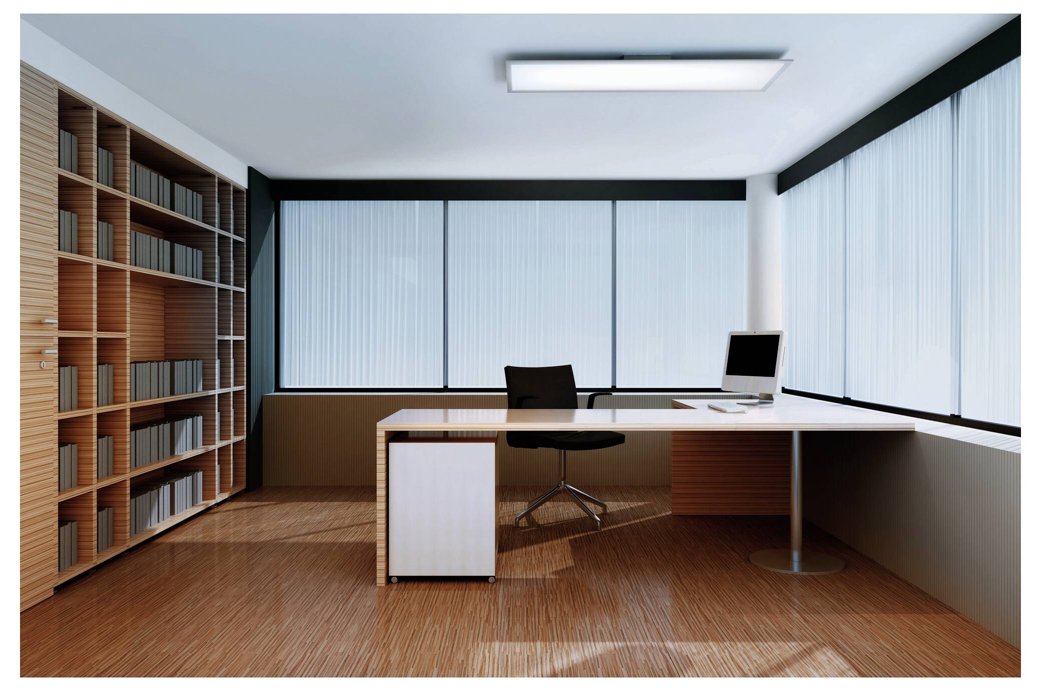 Ein modernes Büro mit einem großen Schreibtisch, Stuhl, Computer und bodentiefen Fenstern. Regale mit Büchern säumen die linke Seite. Hell und minimalistisch.