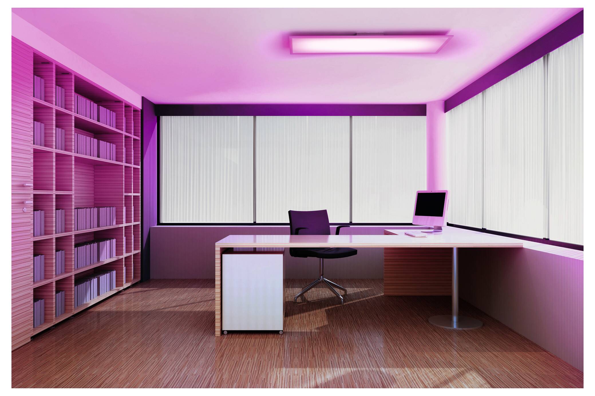 Ein moderner Büroraum mit rosa Beleuchtung, ausgestattet mit einem Schreibtisch mit Computer, Stuhl und großen Fenstern mit teilweise geschlossenen Jalousien, umgeben von Bücherregalen.