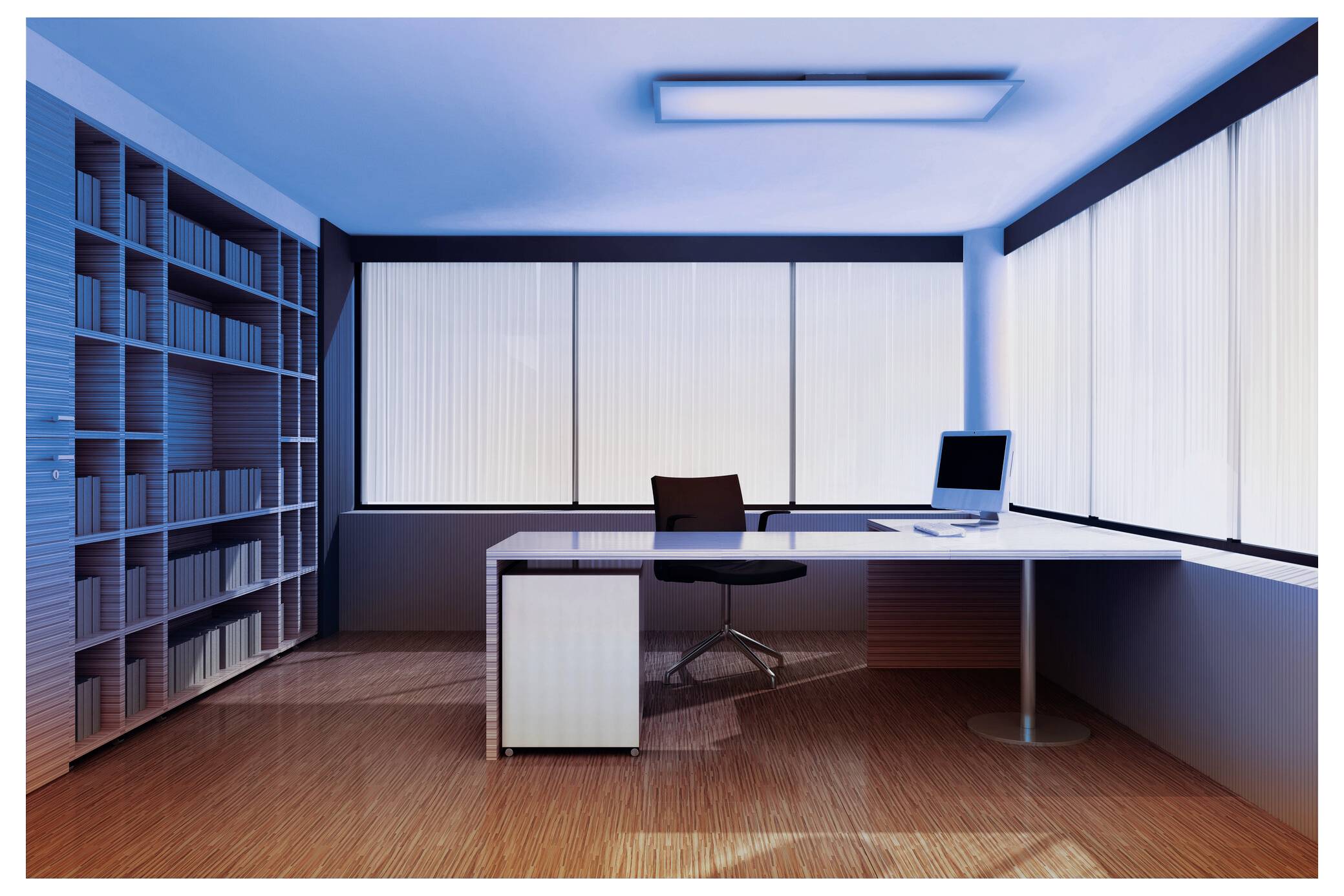 Ein modernes Büro mit einem großen Schreibtisch, einem Stuhl und einem Computer in einem hell erleuchteten Raum. Regale, gefüllt mit Büchern, säumen die linke Wand.