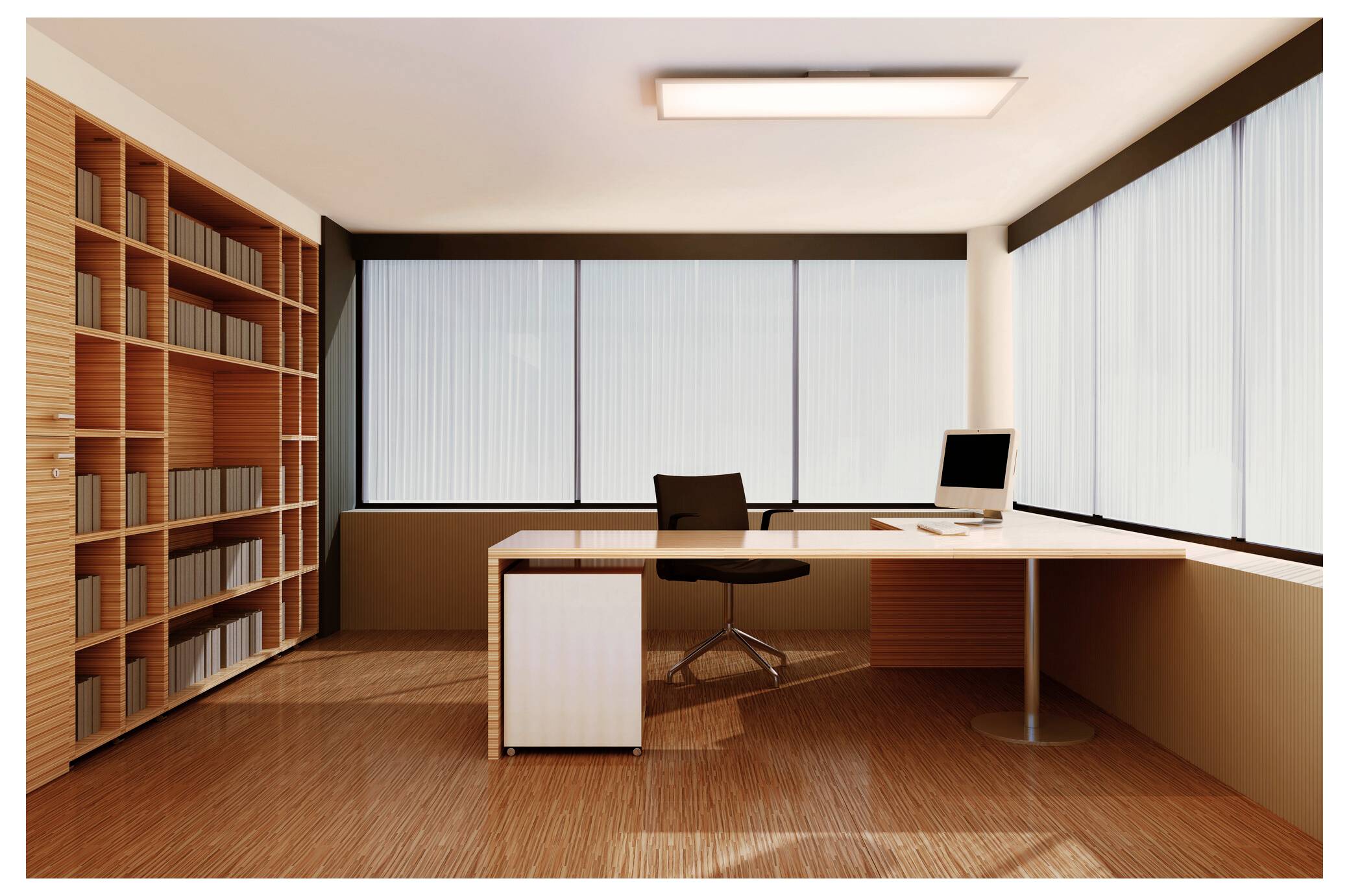 Ein modernes Büro mit Holzböden, einem großen Schreibtisch, einem Drehstuhl, Regalen voller Bücher und breiten Fenstern, die natürliches Licht hereinlassen.