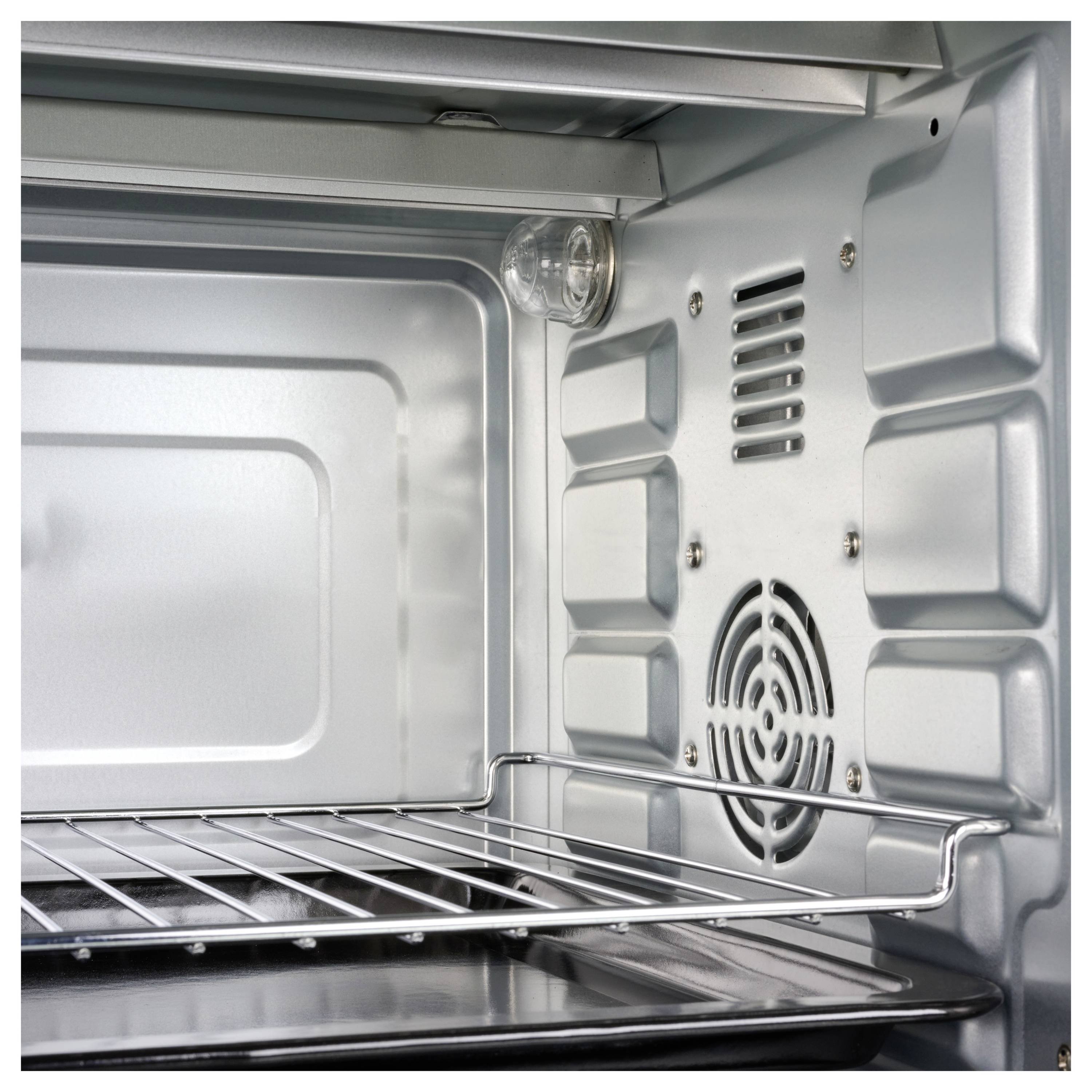 Das Bild zeigt das Innere eines sauberen, leeren Ofens mit einem Metallrost und einem sichtbaren Ventilator auf der Rückwand, was darauf hindeutet, dass er einsatzbereit ist.