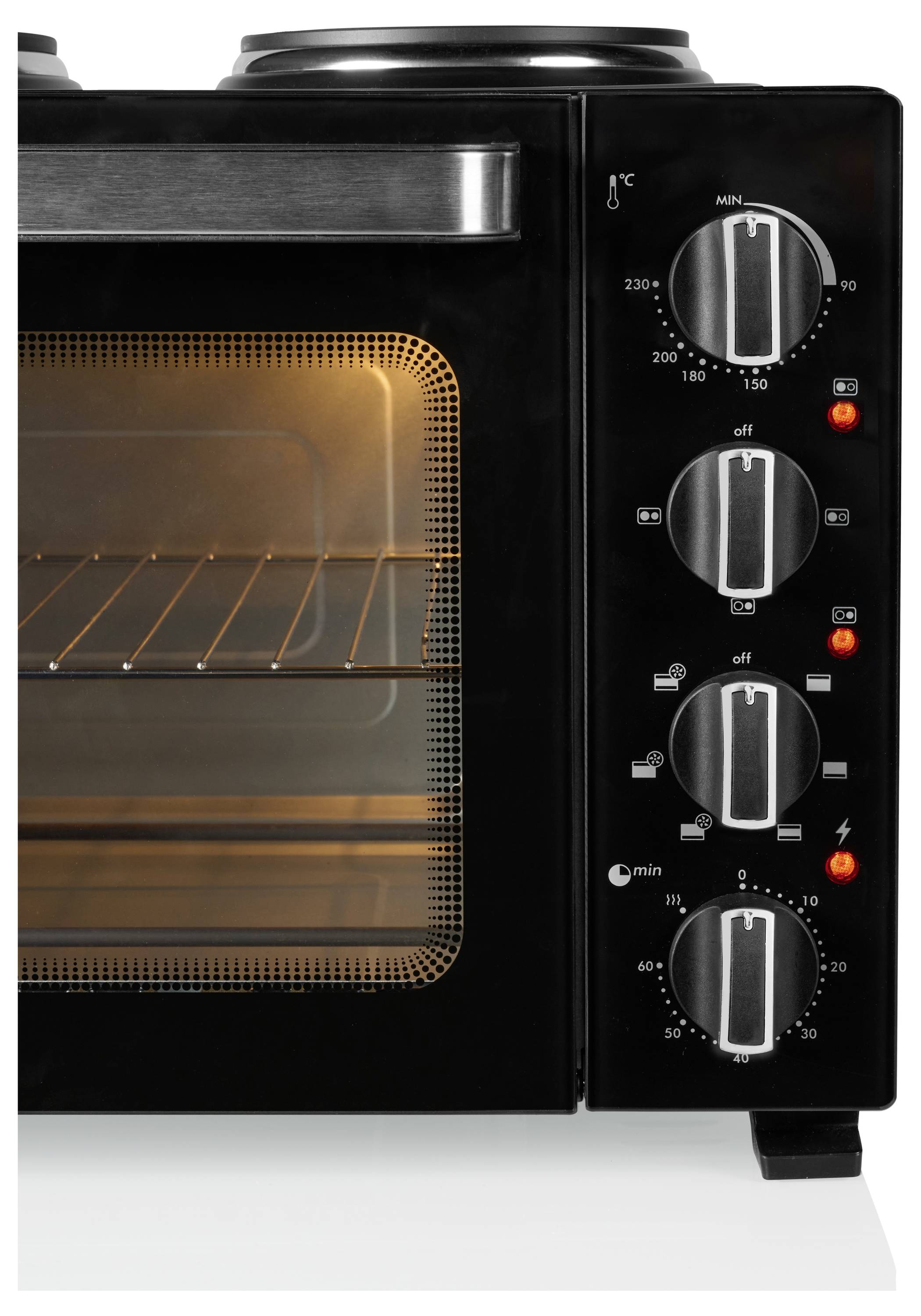 Ein moderner schwarzer Ofen mit leuchtend orangefarbenem Innenlicht, das Metallroste im Inneren zeigt. Bedienungsknöpfe sind vertikal auf der rechten Seite angeordnet.