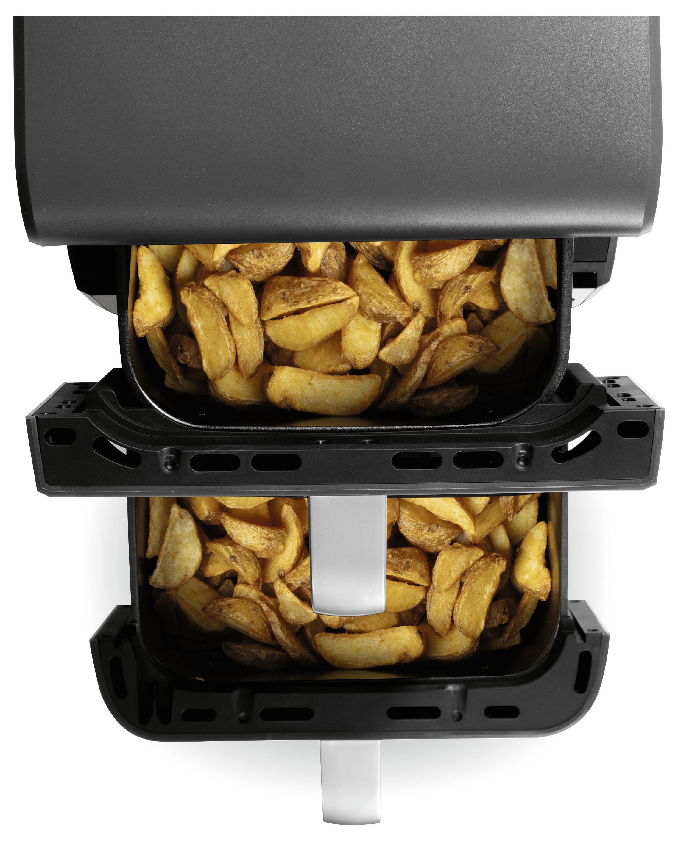 Heißluftfritteuse mit geöffnetem Korb, gefüllt mit gekochten Kartoffelecken, die eine knusprige Textur und goldene Farbe zeigen.