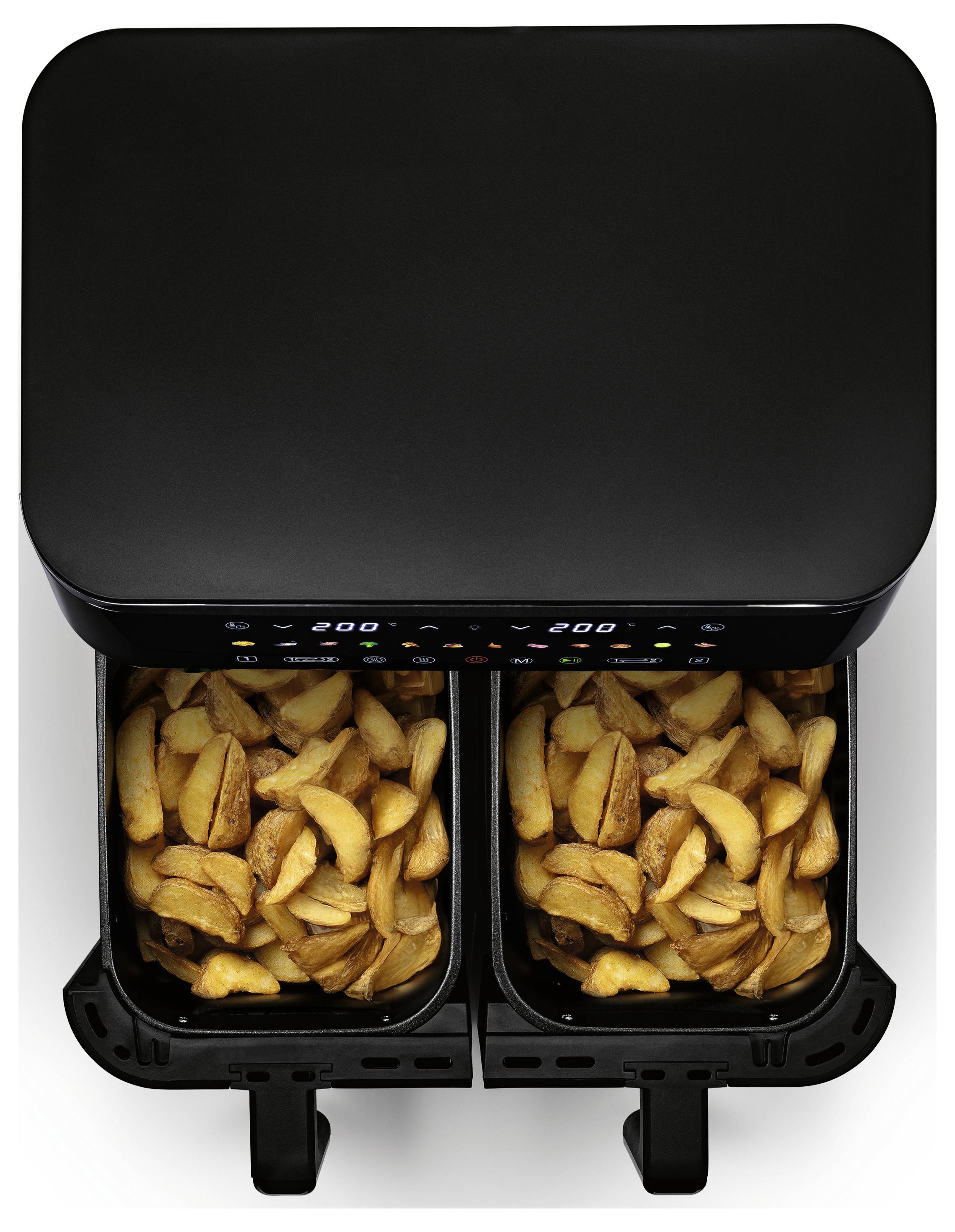Draufsicht eines schwarzen Heißluftfryers mit zwei Körben, die mit goldbraun gebackenen Kartoffelecken gefüllt sind, was eine praktische Dual-Kochfunktion zeigt.