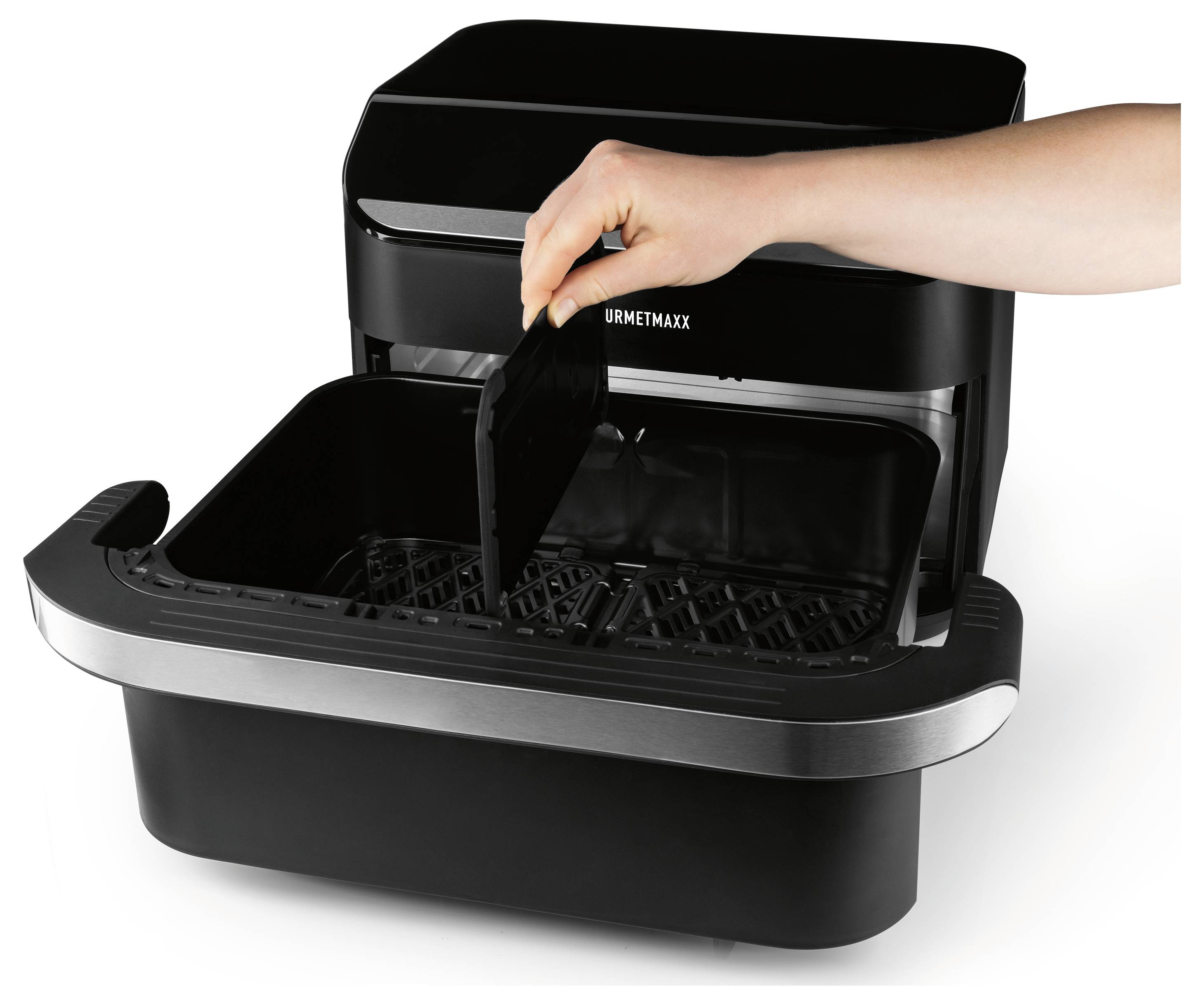 Eine Hand legt ein Tablett in einen geöffneten schwarzen Heißluftfritteusen, wobei die herausnehmbaren Teile für eine einfache Reinigung hervorgehoben werden.