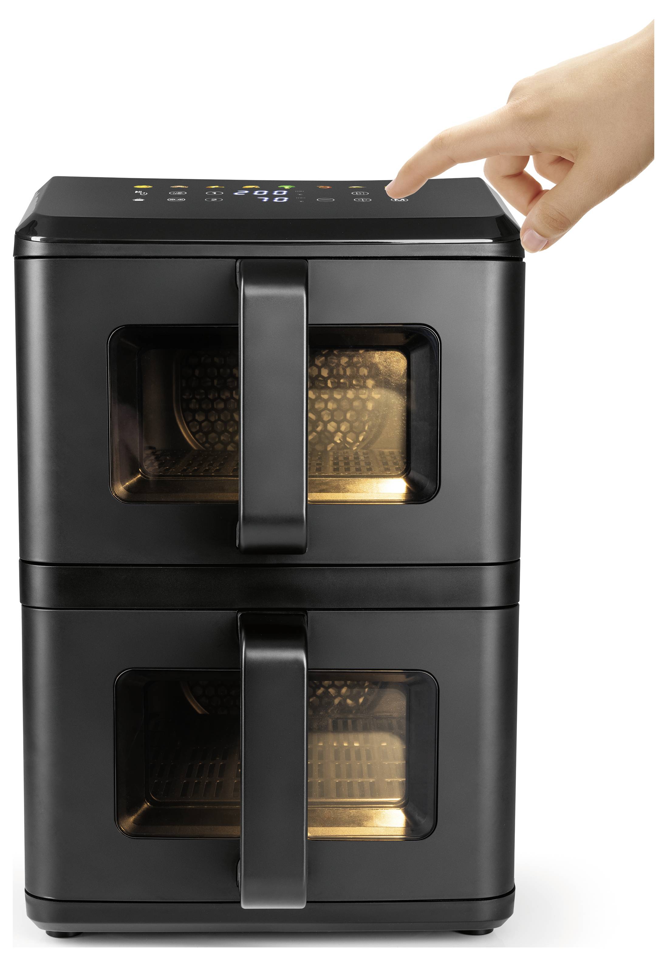 Eine Hand berührt ein digitales Bedienfeld an einem schwarzen, zweikammerigen Heißluftfritteusengerät mit Innenbeleuchtung.